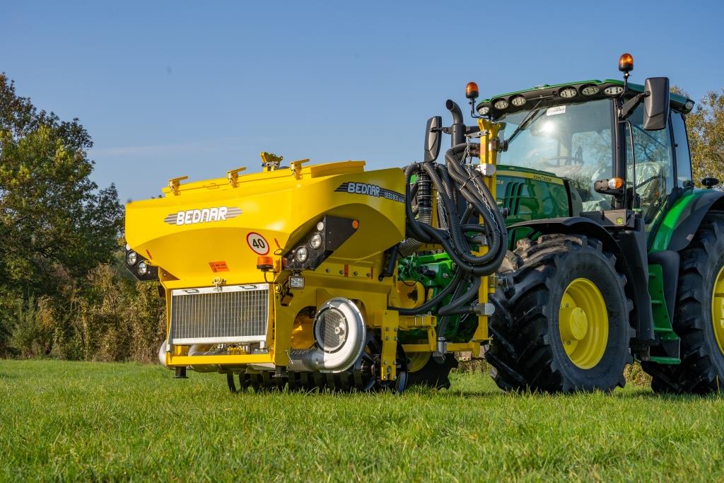 Лінійку передніх бункерів BEDNAR розширено новою моделю SEED-BOX SB 1600