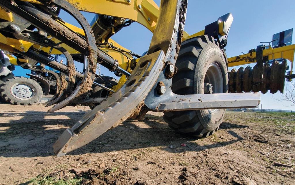 Культиватор BEDNAR ACTROS: підрізання решток та глибоке розпушування за один прохід