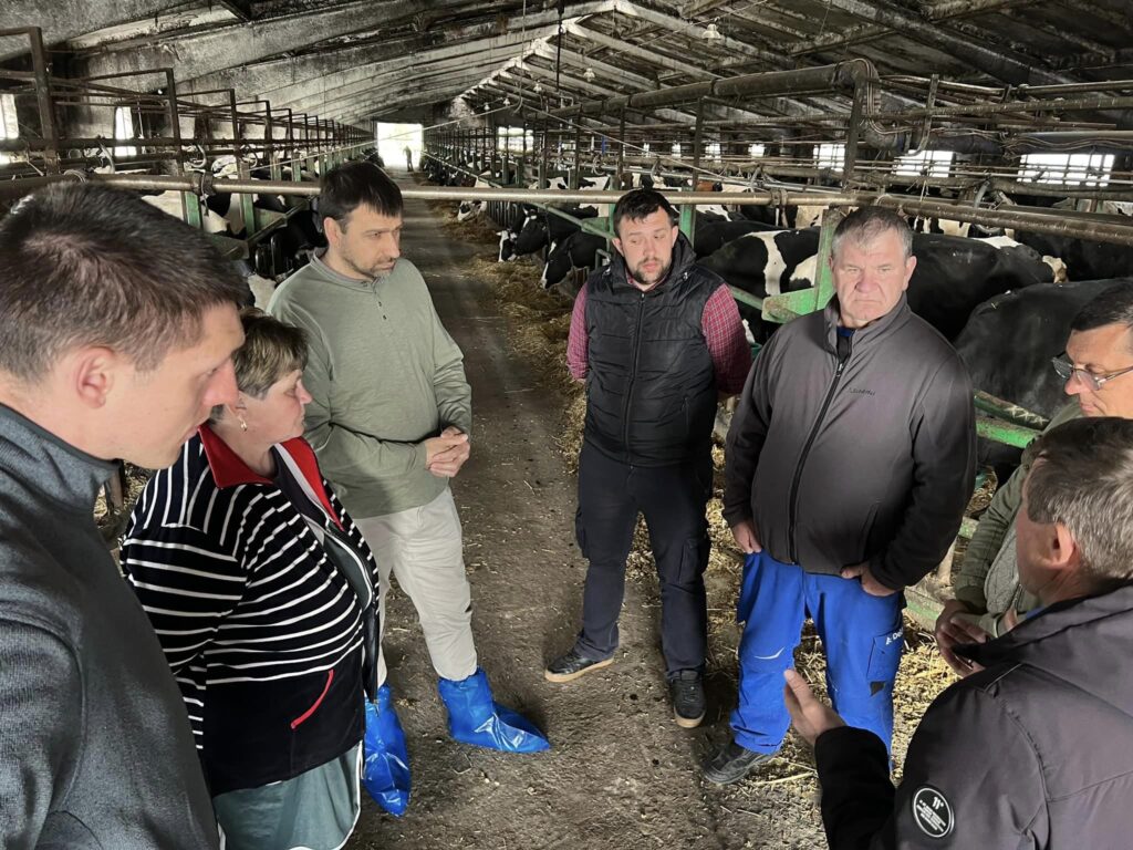 Господарства з виробництва молока отримують гуманітарну допомогу від Швейцарії - збір запитів триває