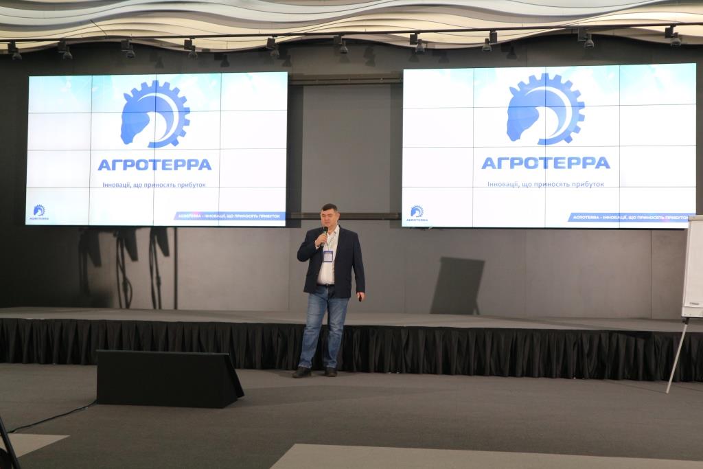 31 січня та 1 лютого у Києві відбулася VII конференція «Живлення рослин. Інноваційні агротехнологічні рішення». Протягом цих двох днів запрошені фахівці з аграрної сфери обмінювалися актуальними практичними прикладами ефективності та досліджували способи рентабельного виробництва в різних кліматичних регіонах України.
Організатор - компанія «Агротерра» – офіційний дилер провідних світових виробників агротехніки, таких як New Holland, Lemken, 360 Yield Center, Berthoud, Precision Planting, Dawn, Rauch, Weidemann, Pronar, Gaspardo, Завод Кобзаренка та FreeFARM. Прикметно, що попередня конференція відбулася якраз напередодні початку війни. І ось – перша у військовий час. Але важливість застосування інноваційних агротехнічних рішень у сучасному сільськогосподарському виробництві у такий непростий час годі переоцінити.
Костянтин Хоменко, директор компанії «Агротерра» у вступному слові наголосив на тому, що у війні проти ворога нові технології допоможуть не просто вижити, а розвивати сільське господарство і Україну загалом, а ще – інтенсивно допомагати нашим хлопцям.
• Сьогодні будемо говорити про те, як саме сконцентруватись на тому, щоб отримати собівартість одиниці продукції на тому рівні, аби навіть при зниженні ціни до мінімуму, ми все одно лишалися на плаву, – наголосив він. – Адже зараз особливо важливо знати, як використовувати всі ресурси, аби довести самим собі, що навіть у ці важкі часи ми маємо можливість бути рентабельними.
Вражаючою була розповідь Ігоря Бригинця, керівника господарства на Херсонщині, з тимчасово окупованої Чаплинки. Його підприємство «націоналізували», тобто відібрали, і довелося починати все спочатку, знаходити на Київщині 500 гектарів, укладати договори оренди, визначатися з сівозміною і брати курс на точне землеробство, застосовувуючи весь свій більш ніж двадцятирічний досвід для того, щоб вже не повторювати помилок, і швидше розвиватися.
Про проєкт оптимізації технології вирощування сільгоспкультур FreeFARM, створений компанією «Агротерра» задля протистояння теперішнім викликам, які постають перед фермерами, розповіли Валерій Білоконь, керівник проєкту FreeFarm та Олег Пилипенко, керівник агрономічного супроводу проєкту FreeFarm. А виклики зараз стоять неабиякі: різка зміна клімату, дефіцит вологи, зростання собівартості вирощування культур на фоні нестабільних цін на врожай. Серед переваг технології вирощування культур від FreeFARM виділили: скорочення кількості операцій та мінімізацію кількості техніки. Це, своєю чергою призведе до того, що потрібно буде задіяти менше механізаторів та зекономити на пальному від 4 до 6 літрів на гектар. Ще й ґрунт покращується.
Значна економія спостерігається і за рахунок добрив, адже їх потрібно вносити не по всій площі посіву, а лише в смуги, які обробляється, безпосередньо до коріння рослин, тобто їх насправді потрібно значно менше. І така економія може складати до 40%, що з урахуванням зростання цін останнім часом буде більш ніж доречно. Загалом, зареєстрували зменшення витрат на 80%
Про власний досвід переходу з No-till до Strip-till розповів Олександр Затишний, керівник ФГ «Надія». Головні недоліки No-till, які його не влаштовували – це відтермінування термінів сівби через недостатній прогрів ґрунту. І в той час, як усі навколо вже посіялися, йому доводилося чекати, а потім – відповідно і ризик потрапляння під заморозки, і повільний стартовий розвиток сходів, і затягнутий період вегетації, і пізнє збирання врожаю. Не подобалася також і мала швидкість посіву – 6-8 км/год. Коли ж спробував Strip-till, тобто смуговий обробіток ґрунту, то зазначив, що всі ці недоліки зникають, відбувається поєднання двох технологій – традиційного обробітку та безорного, ґрунт у смузі швидко прогрівається, відбувається якісний і швидкий посів – до 14 км/год. Пришвидшуються терміни вегетації, можна внести добрива в оброблену смугу безпосередньо до коренів рослин. Крім того, були проведені порівняльні досліди, які показали і більшу врожайність при смуговому обробітку. Наприклад, кукурудзи – 10,2 т/га у Strip-till проти 5,28 т/га при No-till. Цікаво, що саме Олександр Затишний перший застосував систему Стар-лінк на тракторі, адже без інтернету точний обробіток був неможливий, а торішні проблеми з електрикою та зв'язком не давали можливості працювати.
Керівник відділу рослинництва ТОВ «КонсалтАгро» Тарас Корнієнко, котрий має великий досвід застосування та використання системи Strip-till на 50 тисячах гектарів, розповів про основні виклики, які стоять перед сучасними фермерами, та способи, якими можна здолати проблеми і вийти зі значним плюсом. З огляду на сучасні тенденції зменшення кількості опадів, він назвав серед основних напрямків технологій вирощування точну агрохімію, тобто аналіз ґрунту для оптимізації витрат на добрива, турботу про здоров'я ґрунту – це меліорація ґрунту, посів сидератів, використання органічних добрив. Також назвав обов'язковою умовою застосування точного землеробства, диверсифікований посів, що оптимізує витрати на насіння, та вплив на врожайність. Значне зменшення загальних витрат відбувається, зокрема, за рахунок зменшення технологічних операцій та оптимізації витрат на дизельне пальне та мінеральні добрива при використанні технології Strip-till.
Порівняльні досліди традиційної технології та смугового обробітку ґрунту показали цікаві результати. Оптимізація витрат на обробці понад 700 гектарів, тільки на дискуванні кукурудзи, становила понад 11 тисяч доларів на пальному.
На заході була також представлена техніка, яка допомагає обробляти землю. Про нові розробки та ефективні рішення у галузі інтелектуального міжрядного обробітку ґрунту, що є запорукою високої рентабельності вирощування культур, розповів Артем Калашнік, генеральний директор «ЛЕМКЕН-Україна».
Багатьох зацікавила доповідь маркетингового директора компанії «Agreena Украина» Григорія Аврама, котрий розповів про так звані карбонові гроші, які можна отримати фермерам, що застосовують ощадні для ґрунту технології, такі як органічні добрива, покривні культури та зменшений обробіток ґрунту і використовують No-till, Strip-till та mini-till. Адже Європейський Союз прагне максимально скоротити викиди парникових газів, тобто СО2. Тому застосовують програму заохочення агрогосподарств використовувати всі інструменти, які допомагають збільшити поглинання парникових газів.
Карбонові гроші – це термін, що використовується для позначення вуглецевих сертифікатів, які можуть бути продані чи куплені на спеціальних ринках. Вуглецеві сертифікати підтверджують, що певна компанія або особа здійснила дії, спрямовані на зменшення викидів парникових газів або збільшення їх поглинання. Таким чином, карбонові гроші є інструментом економічного стимулювання для захисту клімату та переходу до «зеленої» економіки. В Україні законопроєкти про регулювання викидів парникових газів все ще розробляються, Але, за твердженням доповідача за цим проєктом вже деякі господарства отримують перші гроші, проте, більшість поки придивляється та вивчає світовий досвід.
Ольга Соломка