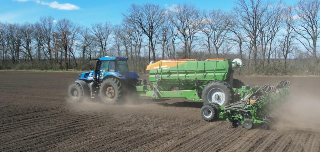 AMAZONE презентує українським фермерам нову 24-рядну модель PRECEA-TCC, яка ідеально підходить для сівби просапних культур