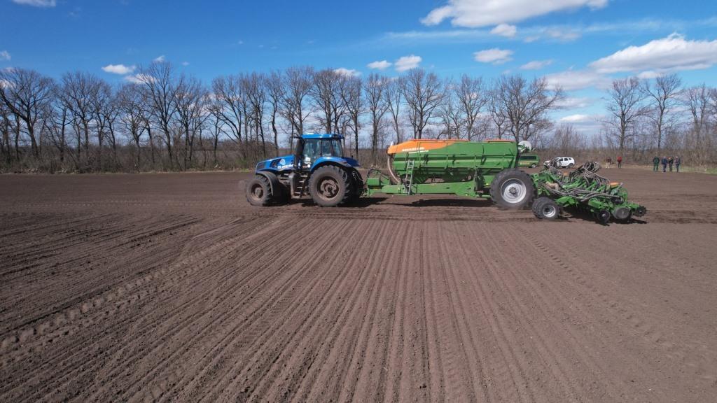 AMAZONE презентує українським фермерам нову 24-рядну модель PRECEA-TCC, яка ідеально підходить для сівби просапних культур