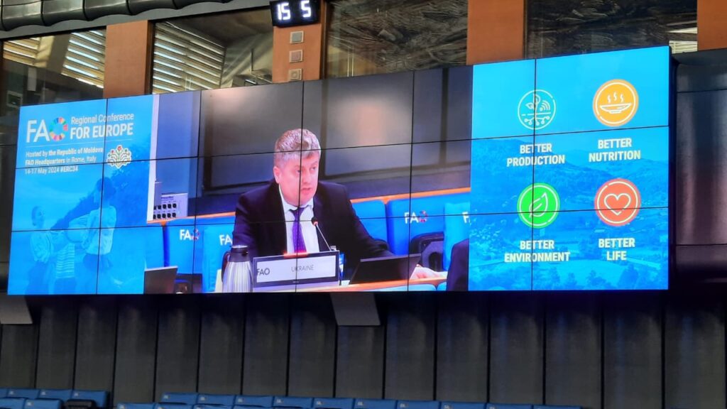 Заступник Міністра аграрної політики та продовольства України Віталій Головня взяв участь у 34-й Регіональній конференції Продовольчої та сільськогосподарської організації ООН (ФАО) для Європи, що проходить 14-17 травня в Італії. Під час виступу на засіданні заступник Міністра агрополітики наголосив, що одним з ефективних способів забезпечення сталої глобальної продовольчої безпеки є впровадження цифрових рішень у процеси державного управління. Зокрема, в агросекторі. В цьому, питанні навіть попри російську агресію Україна досягла суттєвих результатів. «Мінагрополітики спільно зі Світовим банком запровадило Державний аграрний реєстр, де вже зареєстровано понад 150 тисяч сільгоспвиробників. Через ДАР агропідприємці можуть подати заявки на понад 47 програм з підтримки. Також було запущено Єдину державну електронну систему управління галуззю рибного господарства (е-Риба). Через цю систему здійснюється регулювання та контроль рибальської діяльності, видача дозволів, моніторинг рибальських суден, збір статистичних даних з питань рибальства та аквакультури», – зазначив Віталій Головня. «Міністерство аграрної політики та продовольства створює розширену цифрову екосистему, яка охоплює весь аграрний сектор України. Такі кроки в цифровізації будуть забезпечувати раціональне використання природних ресурсів», – підкреслив заступник Міністра. Крім того, Віталій Головня повідомив, що Мінагрополітики забезпечує процес цифровізації державних послуг в агросекторі. Зокрема, створює публічні єдині електронні реєстри. Під час візиту Віталій Головня також провів низку двосторонніх зустрічей з учасниками Конференції – представниками профільних міністерств.