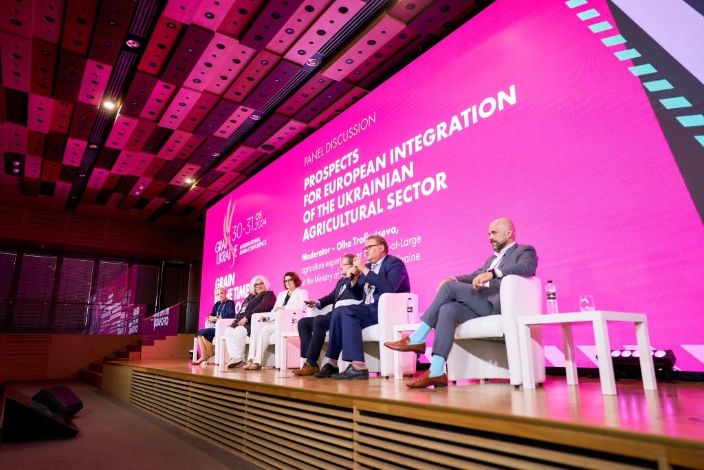 Нові політичні, економічні та логістичні шляхи українського збіжжя у світі — які вони? Інсайти з головної зернової конференції Grain Ukraine