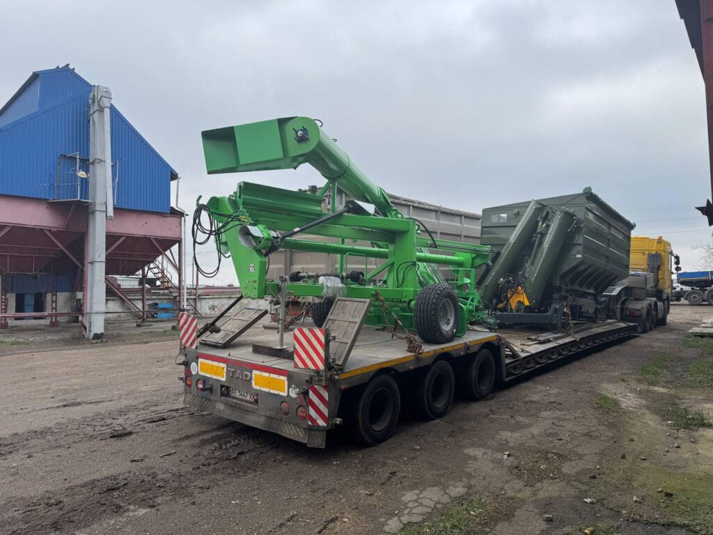 Мінагрополітики та ФАО передали фермерам Херсонщини обладнання для зернових рукавів та підписали Меморандум щодо модернізації ДАР