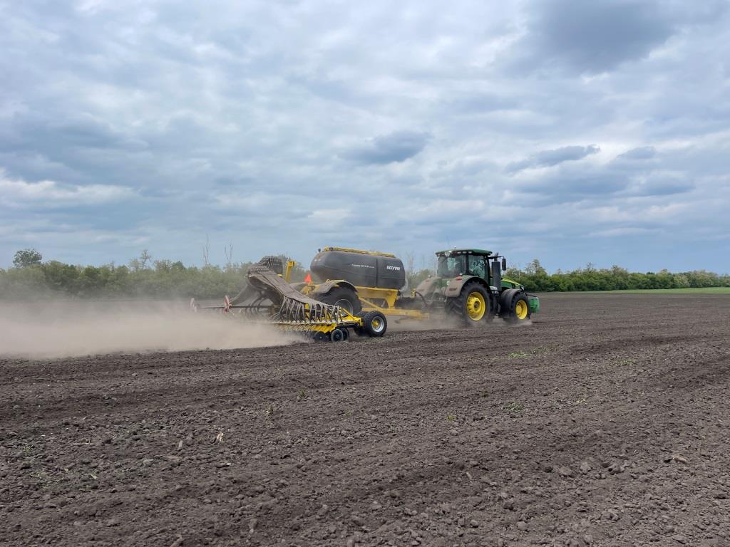 Раціональне землеробство: Як один агрегат вирішує кілька завдань у полі