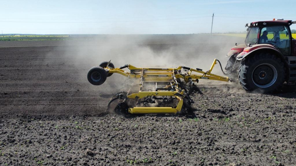 Секрет рівномірних сходів – ідеальна передпосівна підготовка з BEDNAR SWIFTER