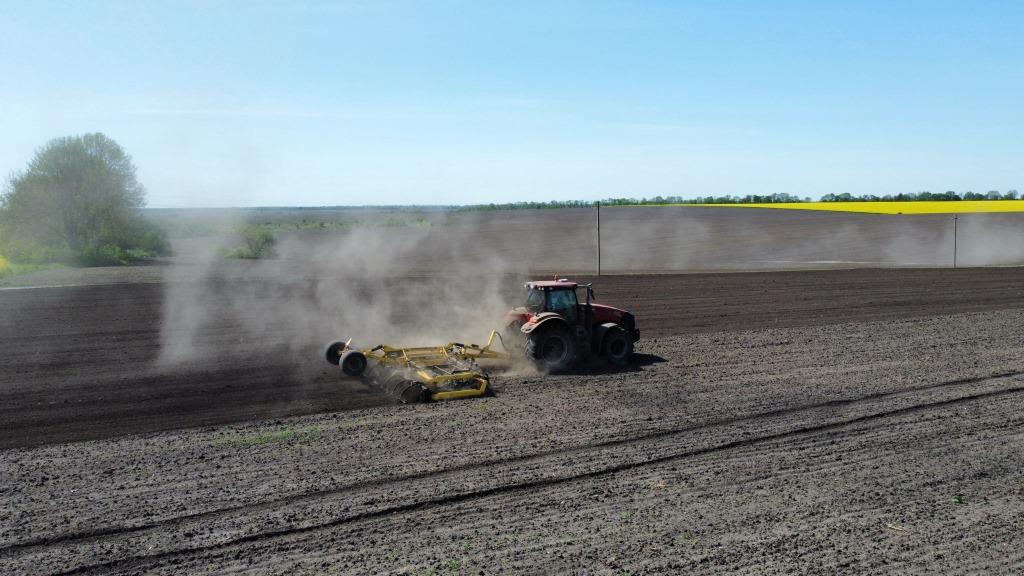 Секрет рівномірних сходів – ідеальна передпосівна підготовка з BEDNAR SWIFTER