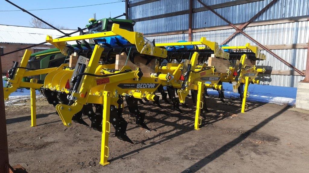 BEDNAR поставив 8 глибокорозпушувачів TERRALAND для агрохолдингу ІМК