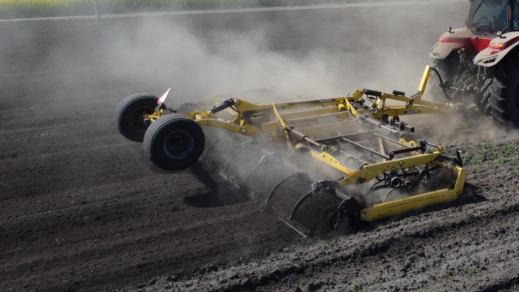"Укрлендфармінг" інвестує в передпосівну підготовку ґрунту разом із BEDNAR