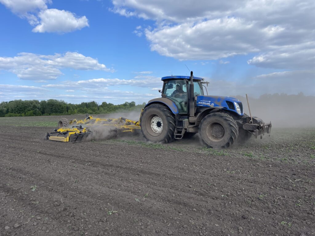 Збереження вологи, мінімізація обробітку, точний посів: технологічна стратегія «Полтава Агро» з BEDNAR