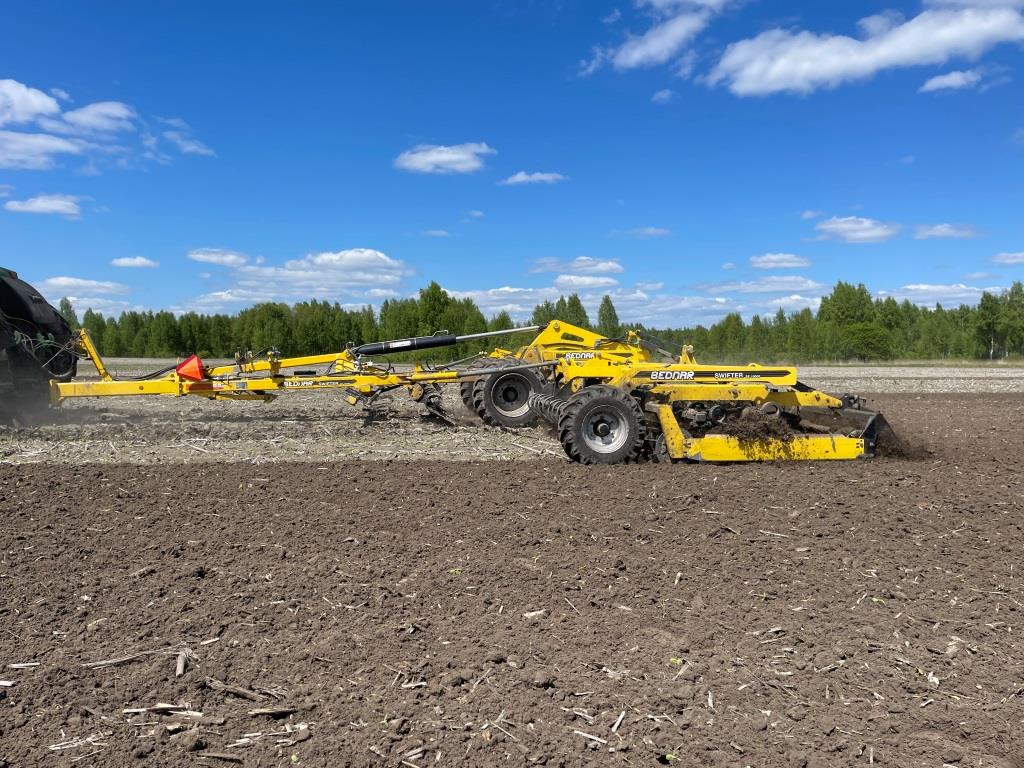 Коли земля задоволена, врожай теж усміхається: секрети роботи BEDNAR SWIFTER