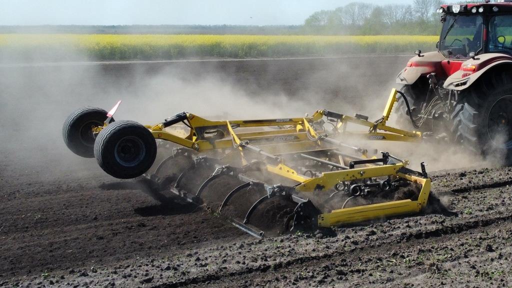 "Укрлендфармінг" інвестує в передпосівну підготовку ґрунту разом із BEDNAR