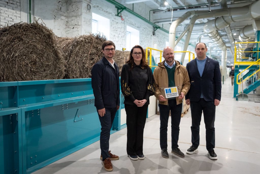 В індустріальному парку «МаʼРижани» на Житомирщині почав роботу завод з первинної переробки промислових конопель