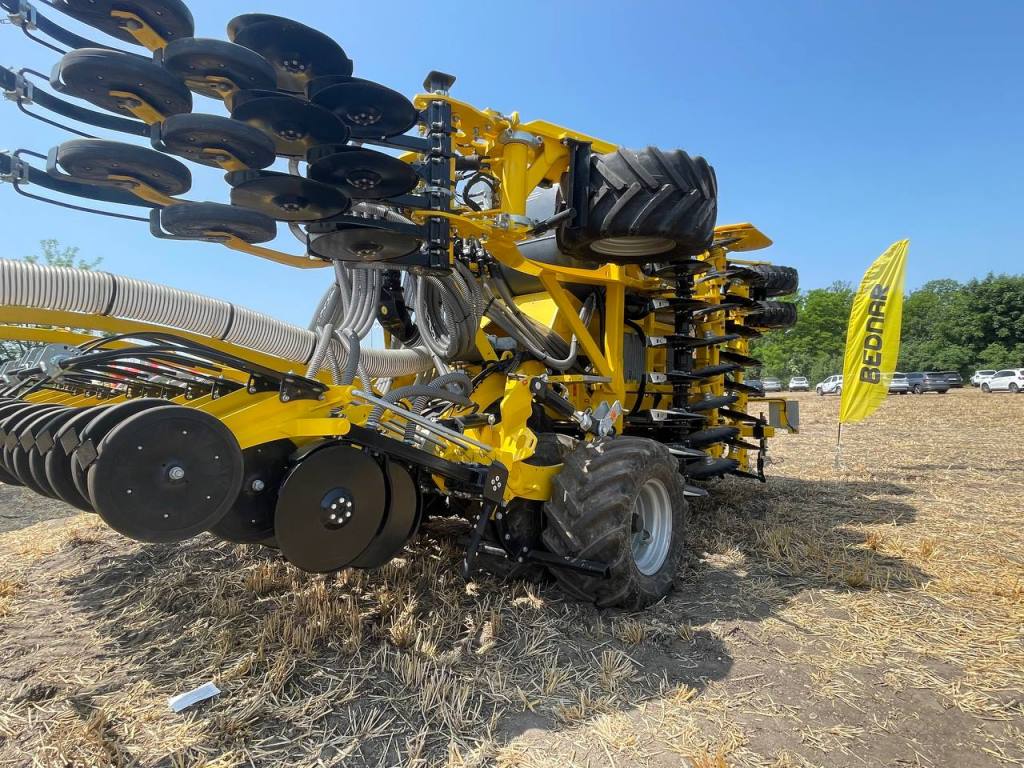 ТОВ “Компанія ЛАН” представила універсальну сівалку OMEGA OO4000FL від компанії BEDNAR на дні поля “Агропазли 2025”