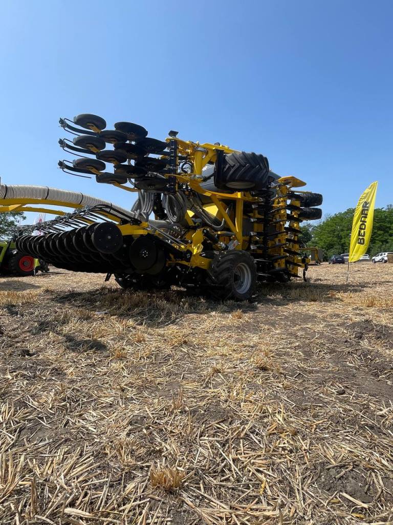 ТОВ “Компанія ЛАН” представила універсальну сівалку OMEGA OO4000FL від компанії BEDNAR на дні поля “Агропазли 2025”