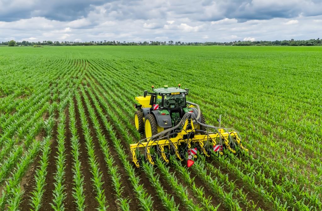 Інтелектуальний міжрядний обробіток з ROW-MASTER: ефективність у кожному рядку