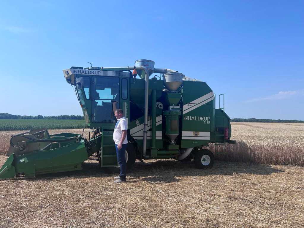 На селекційно-дослідній станції ДСВ офіційно розпочали збір врожаю 2025