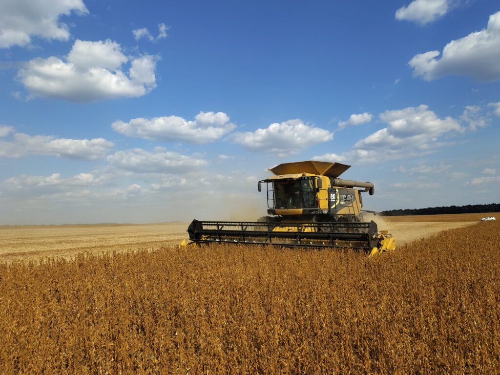 АГРОТРЕЙД завершує жнива сої та активно збирає соняшник