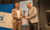 Почесна відзнака для Клауса Пьоттінгера «Award of Merit» за видатні досягнення в галузі сільськогосподарської техніки