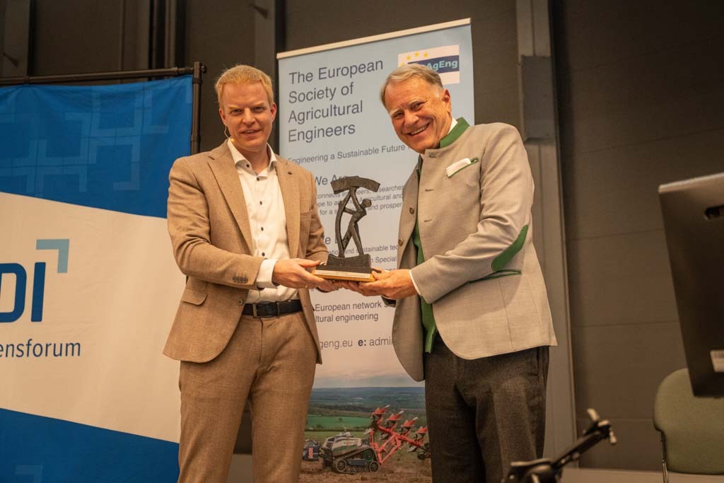 Почесна відзнака для Клауса Пьоттінгера «Award of Merit» за видатні досягнення в галузі сільськогосподарської техніки