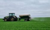 На полях «Чорноморця» триває внесення сульфату амонію: агрономи назвали ключові переваги