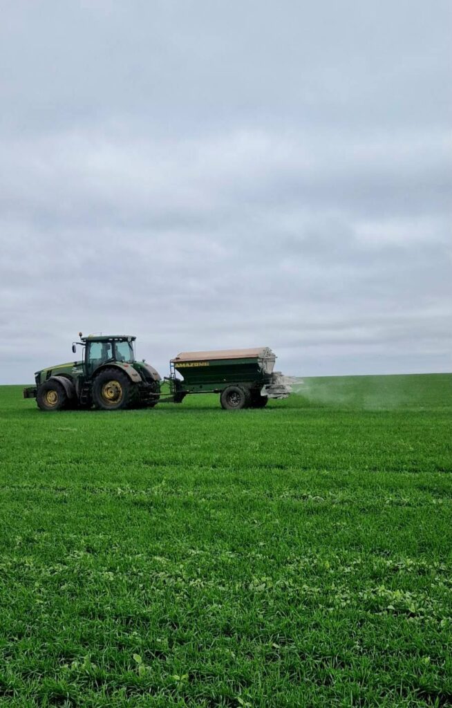 На полях «Чорноморця» триває внесення сульфату амонію: агрономи назвали ключові переваги