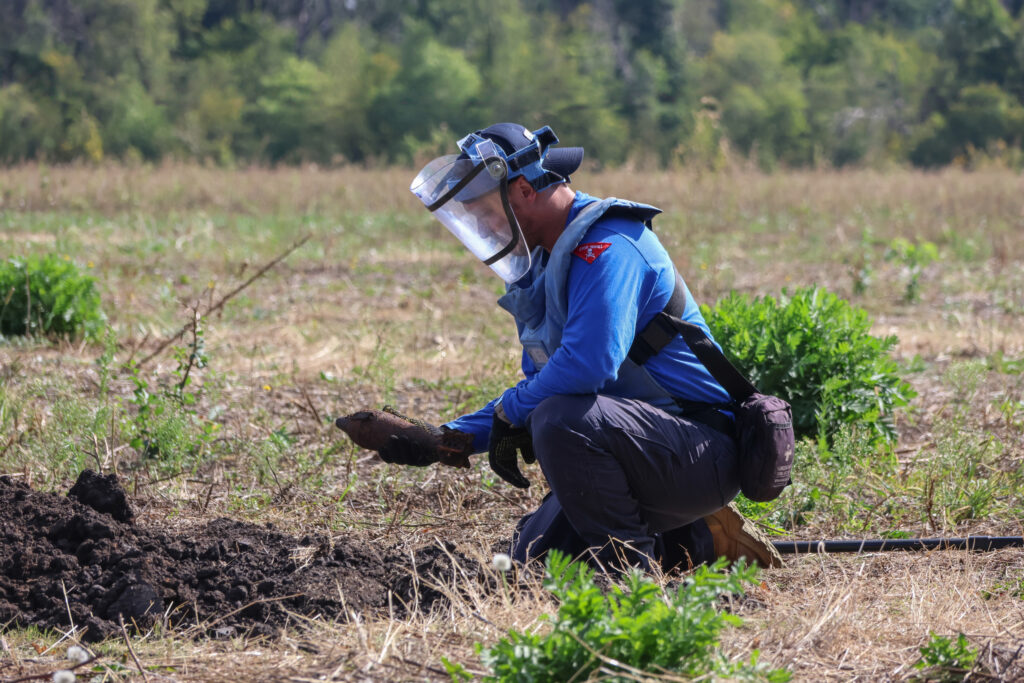 Безпечна земля — основа врожаю. 10 років гуманітарного розмінування FSD в Україні