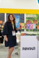 Вихід української органічної продукції на ринки Близького Сходу дедалі чіткіше переходить із площини намірів у площину конкретних контрактів та чітких бізнес-рішень. Участь України у міжнародній виставці Gulfood 2026 у Дубаї, з 26 до 30 січня 2026 року, стала не лише демонстрацією експортного потенціалу сектору, а й підтвердженням того, що ринок країн Перської затоки може стати одним із важливих напрямів для диверсифікації українського органічного експорту.
Gulfood як практичний інструмент виходу на ринки країн Перської затоки
Цьогоріч вдруге українська органічна продукція була представлена в межах Національно стенду України на одній із найбільших у світі виставок харчових продуктів та напоїв — Gulfood, що одночасно проходила на двох майданчиках: Dubai World Trade Centre та Dubai Expo City у м. Дубай, Об’єднані Арабські Емірати. Подія об’єднала понад 8 500 експонентів зі 195 країн і представила більше, ніж 1,5 млн найменувань продукції.
Фото: учасники, організатори та партнери Національного стенду України на Gulfood 2026. Джерело: Офіс з розвитку підприємництва та експорту (EEPO)
Для українських експортерів органічної продукції участь у Gulfood має важливе значення, адже ОАЕ є важливим логістичним та торговельним хабом регіону Перської затоки, де майже 90% продовольства імпортується, а споживачі прагнуть споживати продукти високої якості з високою доданою цінністю та етичним походженням. Серед них також популярні органічні та натуральні продукти, без доданого цукру, на рослинній основі, що відкриває великий експортний потенціал для українських виробників.
Участь експортерів у виставці стала передусім робочим майданчиком, місцем, де перевіряється реальний попит, вибудовуються прямі контакти з імпортерами та формується розуміння вимог одного з найскладніших, але й найбільш платоспроможних ринків світу. 
Українська органічна продукція на Національному стенді
Цьогоріч Україну представляли понад 70 експортерів, частина з яких виробники органічної продукції. Національний стенд України на Gulfood 2026 об’єднав 10 виробників і експортерів харчової продукції, 8 з яких — виробники та експортери органічних продуктів, зокрема ягід, горіхів та іншої продукції із вищою доданою вартістю. Експозицію було організовано  державною установою «Офіс з розвитку підприємництва та експорту», громадською організацією «Юнайт Україна» у партнерстві з громадською спілкою «Український експортний альянс» під патронатом Міністерства економіки, довкілля та сільського господарства України.
Організація Національного стенду України стала можливою завдяки підтримці Швейцарії в межах трьох програм: швейцарсько-української програми «Розвиток торгівлі з вищою доданою вартістю в органічному та молочному секторах України» (QFTP), Глобальної програми якості та стандартів в Україні (GQSP), та Швейцарської програми просування імпорту (SIPPO).

Фото: експортери органічної продукції на Національному стенді України на Gulfood 2026. Джерело: Офіс з розвитку підприємництва та експорту (EEPO)
Асортимент представленої продукції в межах експозиції був широким, від заморожених і сушених ягід та фруктів до органічних снеків, концентрованих соків, сухих сніданків, круп і хрустких хлібців. Саме ці категорії продукції користуються активним попитом на споживчому ринку ОАЕ, який дедалі більше орієнтується на здорове харчування, функціональність і преміальний сегмент.
Протягом п’яти днів роботи українські експортери провели понад 1300 B2B-зустрічей із партнерами з Близького Сходу, Європи, Азії та Північної Америки. Інтерес до української продукції виявили представники Саудівської Аравії, ОАЕ, Ізраїлю, Йорданії, Туреччини, Індії, Канади, США, Китаю, Німеччини, Великої Британії та інших країн.
За підсумками зустрічей було напрацьовано понад 50 потенційних співпраць, частина з яких уже перебуває на стадії фінальних переговорів і розрахунків. Зокрема, досягнуто попередніх домовленостей щодо постачання української кукурудзи до Ізраїлю та цибулі до Бельгії, а також опрацьовуються можливості виходу на ринки ОАЕ, Німеччини, Італії, США та Іспанії.
Фото: Візит Віцепремʼєр-міністра України з питань європейської та євроатлантичної інтеграції Тараса Качка та заступника Міністра економіки, довкілля та сільського господарства Тараса Башлика на Національний стенд України (Хол 1, стенд 2-2). Джерело: Офіс з розвитку підприємництва та експорту (EEPO)
Віцепрем’єр-міністр України з питань європейської та євроатлантичної інтеграції Тарас Качка та заступник Міністра економіки, довкілля та сільського господарства Тарас Башлик відвідали Національний стенд України, провели низку стратегічних зустрічей і підкреслили важливість просування українських продуктів з вищою доданою вартістю. Також важливу роль у супроводі українських компаній на виставці відіграла дипломатична служба України в Об’єднаних Арабських Еміратах, що допомогло значно посилило діалог з місцевими бізнес-колами і сприяло обговоренню практичних аспектів виходу на ринок ОАЕ.
Ринок ОАЕ та можливості для українських експортерів
Перспективність ринку ОАЕ підтверджується й аналітичними даними. Дослідження ринку харчової продукції ОАЕ, підготовлено Офісом з розвитку підприємництва та експорту, національним проєктом Дія.Бізнес на замовлення Альянсу українських виробників продуктів харчування (UFMA) з використанням доступу до міжнародних ринкових баз даних, наданого за підтримки Швейцарської програми сприяння імпорту SIPPO, що чітко окреслює нові можливості для українських експортерів.
Ринок ОАЕ приблизно на 90% залежить від імпорту продовольства через обмежене власне виробництво та пустельний клімат. Водночас обсяг споживання їжі та безалкогольних напоїв на душу населення у 2025 році становив близько 906 кг на рік, що свідчить про високу активність споживчого ринку.
Особливу роль відіграє мультикультурна структура населення: 88,5% мешканців країни — експати, що формує попит на надзвичайно широкий асортимент міжнародних продуктів, включно з європейськими та нішевими органічними товарами.
Споживчі тренди ринку ОАЕ, та місце української органічної продукції
Дослідження ринку харчової продукції ОАЕ фіксує стійке зростання попиту на «здорові» та функціональні продукти. У фокусі: органічна продукція, рослинні альтернативи, інноваційні снеки, продукти без доданого цукру та преміальні крафтові товари. Споживачі дедалі частіше обирають запечені, а не смажені снеки, нутові чипси, рисові хлібці з суперфудами, гранолу та запечені мюслі.
Водночас ринок відмовляється від продуктів із надлишком солі, штучних ароматизаторів, низькоякісної розчинної кави, класичних жирних картопляних чипсів і дитячих продуктів із доданим цукром. Саме в цих нішах українська органічна продукція з вищою доданою вартістю може мати конкурентну перевагу.
У 2024 році імпорт готових зернових продуктів, отриманих шляхом набухання або обсмажування, в ОАЕ сягнув 82,8 млн доларів США, ще 6,7 млн доларів припало на інші готові зернові вироби. Імпорт сушених бобових, зокрема гороху, становив 51,4 млн доларів США, при цьому частка України вже сягає 11%, що є важливим сигналом для подальшого нарощування експорту, зокрема органічного гороху.
Зображення: Дослідження ринку харчової продукції ОАЕ. Джерело: Дія.Бізнес портал
Експорт окремих категорій з України поки залишається незначним, але демонструє позитивну динаміку. Зокрема, за даними Державної митної служби України, у 2025 році експорт морозива до ОАЕ становив близько 200 тис. доларів США, тоді як у 2024 році цей показник становив 271 тис. доларів США.  Також українські компанії постачають до ОАЕ овочів з додаванням оцту та інших консервованих овочів. У 2025 році обсяг експорту цих категорій становив 40  тис. доларів США та 20 тис. доларів США відповідно. Це свідчить про наявність точки входу для масштабування асортименту продукції з вищою доданою вартістю.
Висновок
Ринок країн Перської затоки ставить високі вимоги до якості та відповідності продукції, але водночас пропонує платоспроможну аудиторію, що цінує здоровий спосіб життя, інноваційні рішення та преміальні продукти. Саме тут українські виробники мають шанс не лише продемонструвати свої сильні сторони, але й закріпити своє сприйняття як стабільного постачальника органічних товарів, що відповідають найвищим світовим стандартам.
Gulfood 2026 показав, що ринок ОАЕ — це реальна можливість для українських органічних виробників закріпитися в преміальному сегменті глобального продовольчого ринку. Поєднання аналітичних даних, споживчих трендів і практичних результатів участі у виставці свідчить, що українська органічна продукція має всі передумови, щоб стати помітним гравцем на ринку Близького Сходу.

Джерела:
●	Україна на Gulfood 2026
●	Дослідження ринку харчової продукції ОАЕ
