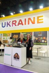 Вихід української органічної продукції на ринки Близького Сходу дедалі чіткіше переходить із площини намірів у площину конкретних контрактів та чітких бізнес-рішень. Участь України у міжнародній виставці Gulfood 2026 у Дубаї, з 26 до 30 січня 2026 року, стала не лише демонстрацією експортного потенціалу сектору, а й підтвердженням того, що ринок країн Перської затоки може стати одним із важливих напрямів для диверсифікації українського органічного експорту.
Gulfood як практичний інструмент виходу на ринки країн Перської затоки
Цьогоріч вдруге українська органічна продукція була представлена в межах Національно стенду України на одній із найбільших у світі виставок харчових продуктів та напоїв — Gulfood, що одночасно проходила на двох майданчиках: Dubai World Trade Centre та Dubai Expo City у м. Дубай, Об’єднані Арабські Емірати. Подія об’єднала понад 8 500 експонентів зі 195 країн і представила більше, ніж 1,5 млн найменувань продукції.
Фото: учасники, організатори та партнери Національного стенду України на Gulfood 2026. Джерело: Офіс з розвитку підприємництва та експорту (EEPO)
Для українських експортерів органічної продукції участь у Gulfood має важливе значення, адже ОАЕ є важливим логістичним та торговельним хабом регіону Перської затоки, де майже 90% продовольства імпортується, а споживачі прагнуть споживати продукти високої якості з високою доданою цінністю та етичним походженням. Серед них також популярні органічні та натуральні продукти, без доданого цукру, на рослинній основі, що відкриває великий експортний потенціал для українських виробників.
Участь експортерів у виставці стала передусім робочим майданчиком, місцем, де перевіряється реальний попит, вибудовуються прямі контакти з імпортерами та формується розуміння вимог одного з найскладніших, але й найбільш платоспроможних ринків світу. 
Українська органічна продукція на Національному стенді
Цьогоріч Україну представляли понад 70 експортерів, частина з яких виробники органічної продукції. Національний стенд України на Gulfood 2026 об’єднав 10 виробників і експортерів харчової продукції, 8 з яких — виробники та експортери органічних продуктів, зокрема ягід, горіхів та іншої продукції із вищою доданою вартістю. Експозицію було організовано  державною установою «Офіс з розвитку підприємництва та експорту», громадською організацією «Юнайт Україна» у партнерстві з громадською спілкою «Український експортний альянс» під патронатом Міністерства економіки, довкілля та сільського господарства України.
Організація Національного стенду України стала можливою завдяки підтримці Швейцарії в межах трьох програм: швейцарсько-української програми «Розвиток торгівлі з вищою доданою вартістю в органічному та молочному секторах України» (QFTP), Глобальної програми якості та стандартів в Україні (GQSP), та Швейцарської програми просування імпорту (SIPPO).

Фото: експортери органічної продукції на Національному стенді України на Gulfood 2026. Джерело: Офіс з розвитку підприємництва та експорту (EEPO)
Асортимент представленої продукції в межах експозиції був широким, від заморожених і сушених ягід та фруктів до органічних снеків, концентрованих соків, сухих сніданків, круп і хрустких хлібців. Саме ці категорії продукції користуються активним попитом на споживчому ринку ОАЕ, який дедалі більше орієнтується на здорове харчування, функціональність і преміальний сегмент.
Протягом п’яти днів роботи українські експортери провели понад 1300 B2B-зустрічей із партнерами з Близького Сходу, Європи, Азії та Північної Америки. Інтерес до української продукції виявили представники Саудівської Аравії, ОАЕ, Ізраїлю, Йорданії, Туреччини, Індії, Канади, США, Китаю, Німеччини, Великої Британії та інших країн.
За підсумками зустрічей було напрацьовано понад 50 потенційних співпраць, частина з яких уже перебуває на стадії фінальних переговорів і розрахунків. Зокрема, досягнуто попередніх домовленостей щодо постачання української кукурудзи до Ізраїлю та цибулі до Бельгії, а також опрацьовуються можливості виходу на ринки ОАЕ, Німеччини, Італії, США та Іспанії.
Фото: Візит Віцепремʼєр-міністра України з питань європейської та євроатлантичної інтеграції Тараса Качка та заступника Міністра економіки, довкілля та сільського господарства Тараса Башлика на Національний стенд України (Хол 1, стенд 2-2). Джерело: Офіс з розвитку підприємництва та експорту (EEPO)
Віцепрем’єр-міністр України з питань європейської та євроатлантичної інтеграції Тарас Качка та заступник Міністра економіки, довкілля та сільського господарства Тарас Башлик відвідали Національний стенд України, провели низку стратегічних зустрічей і підкреслили важливість просування українських продуктів з вищою доданою вартістю. Також важливу роль у супроводі українських компаній на виставці відіграла дипломатична служба України в Об’єднаних Арабських Еміратах, що допомогло значно посилило діалог з місцевими бізнес-колами і сприяло обговоренню практичних аспектів виходу на ринок ОАЕ.
Ринок ОАЕ та можливості для українських експортерів
Перспективність ринку ОАЕ підтверджується й аналітичними даними. Дослідження ринку харчової продукції ОАЕ, підготовлено Офісом з розвитку підприємництва та експорту, національним проєктом Дія.Бізнес на замовлення Альянсу українських виробників продуктів харчування (UFMA) з використанням доступу до міжнародних ринкових баз даних, наданого за підтримки Швейцарської програми сприяння імпорту SIPPO, що чітко окреслює нові можливості для українських експортерів.
Ринок ОАЕ приблизно на 90% залежить від імпорту продовольства через обмежене власне виробництво та пустельний клімат. Водночас обсяг споживання їжі та безалкогольних напоїв на душу населення у 2025 році становив близько 906 кг на рік, що свідчить про високу активність споживчого ринку.
Особливу роль відіграє мультикультурна структура населення: 88,5% мешканців країни — експати, що формує попит на надзвичайно широкий асортимент міжнародних продуктів, включно з європейськими та нішевими органічними товарами.
Споживчі тренди ринку ОАЕ, та місце української органічної продукції
Дослідження ринку харчової продукції ОАЕ фіксує стійке зростання попиту на «здорові» та функціональні продукти. У фокусі: органічна продукція, рослинні альтернативи, інноваційні снеки, продукти без доданого цукру та преміальні крафтові товари. Споживачі дедалі частіше обирають запечені, а не смажені снеки, нутові чипси, рисові хлібці з суперфудами, гранолу та запечені мюслі.
Водночас ринок відмовляється від продуктів із надлишком солі, штучних ароматизаторів, низькоякісної розчинної кави, класичних жирних картопляних чипсів і дитячих продуктів із доданим цукром. Саме в цих нішах українська органічна продукція з вищою доданою вартістю може мати конкурентну перевагу.
У 2024 році імпорт готових зернових продуктів, отриманих шляхом набухання або обсмажування, в ОАЕ сягнув 82,8 млн доларів США, ще 6,7 млн доларів припало на інші готові зернові вироби. Імпорт сушених бобових, зокрема гороху, становив 51,4 млн доларів США, при цьому частка України вже сягає 11%, що є важливим сигналом для подальшого нарощування експорту, зокрема органічного гороху.
Зображення: Дослідження ринку харчової продукції ОАЕ. Джерело: Дія.Бізнес портал
Експорт окремих категорій з України поки залишається незначним, але демонструє позитивну динаміку. Зокрема, за даними Державної митної служби України, у 2025 році експорт морозива до ОАЕ становив близько 200 тис. доларів США, тоді як у 2024 році цей показник становив 271 тис. доларів США.  Також українські компанії постачають до ОАЕ овочів з додаванням оцту та інших консервованих овочів. У 2025 році обсяг експорту цих категорій становив 40  тис. доларів США та 20 тис. доларів США відповідно. Це свідчить про наявність точки входу для масштабування асортименту продукції з вищою доданою вартістю.
Висновок
Ринок країн Перської затоки ставить високі вимоги до якості та відповідності продукції, але водночас пропонує платоспроможну аудиторію, що цінує здоровий спосіб життя, інноваційні рішення та преміальні продукти. Саме тут українські виробники мають шанс не лише продемонструвати свої сильні сторони, але й закріпити своє сприйняття як стабільного постачальника органічних товарів, що відповідають найвищим світовим стандартам.
Gulfood 2026 показав, що ринок ОАЕ — це реальна можливість для українських органічних виробників закріпитися в преміальному сегменті глобального продовольчого ринку. Поєднання аналітичних даних, споживчих трендів і практичних результатів участі у виставці свідчить, що українська органічна продукція має всі передумови, щоб стати помітним гравцем на ринку Близького Сходу.

Джерела:
●	Україна на Gulfood 2026
●	Дослідження ринку харчової продукції ОАЕ
