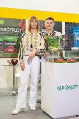 Вихід української органічної продукції на ринки Близького Сходу дедалі чіткіше переходить із площини намірів у площину конкретних контрактів та чітких бізнес-рішень. Участь України у міжнародній виставці Gulfood 2026 у Дубаї, з 26 до 30 січня 2026 року, стала не лише демонстрацією експортного потенціалу сектору, а й підтвердженням того, що ринок країн Перської затоки може стати одним із важливих напрямів для диверсифікації українського органічного експорту.
Gulfood як практичний інструмент виходу на ринки країн Перської затоки
Цьогоріч вдруге українська органічна продукція була представлена в межах Національно стенду України на одній із найбільших у світі виставок харчових продуктів та напоїв — Gulfood, що одночасно проходила на двох майданчиках: Dubai World Trade Centre та Dubai Expo City у м. Дубай, Об’єднані Арабські Емірати. Подія об’єднала понад 8 500 експонентів зі 195 країн і представила більше, ніж 1,5 млн найменувань продукції.
Фото: учасники, організатори та партнери Національного стенду України на Gulfood 2026. Джерело: Офіс з розвитку підприємництва та експорту (EEPO)
Для українських експортерів органічної продукції участь у Gulfood має важливе значення, адже ОАЕ є важливим логістичним та торговельним хабом регіону Перської затоки, де майже 90% продовольства імпортується, а споживачі прагнуть споживати продукти високої якості з високою доданою цінністю та етичним походженням. Серед них також популярні органічні та натуральні продукти, без доданого цукру, на рослинній основі, що відкриває великий експортний потенціал для українських виробників.
Участь експортерів у виставці стала передусім робочим майданчиком, місцем, де перевіряється реальний попит, вибудовуються прямі контакти з імпортерами та формується розуміння вимог одного з найскладніших, але й найбільш платоспроможних ринків світу. 
Українська органічна продукція на Національному стенді
Цьогоріч Україну представляли понад 70 експортерів, частина з яких виробники органічної продукції. Національний стенд України на Gulfood 2026 об’єднав 10 виробників і експортерів харчової продукції, 8 з яких — виробники та експортери органічних продуктів, зокрема ягід, горіхів та іншої продукції із вищою доданою вартістю. Експозицію було організовано  державною установою «Офіс з розвитку підприємництва та експорту», громадською організацією «Юнайт Україна» у партнерстві з громадською спілкою «Український експортний альянс» під патронатом Міністерства економіки, довкілля та сільського господарства України.
Організація Національного стенду України стала можливою завдяки підтримці Швейцарії в межах трьох програм: швейцарсько-української програми «Розвиток торгівлі з вищою доданою вартістю в органічному та молочному секторах України» (QFTP), Глобальної програми якості та стандартів в Україні (GQSP), та Швейцарської програми просування імпорту (SIPPO).

Фото: експортери органічної продукції на Національному стенді України на Gulfood 2026. Джерело: Офіс з розвитку підприємництва та експорту (EEPO)
Асортимент представленої продукції в межах експозиції був широким, від заморожених і сушених ягід та фруктів до органічних снеків, концентрованих соків, сухих сніданків, круп і хрустких хлібців. Саме ці категорії продукції користуються активним попитом на споживчому ринку ОАЕ, який дедалі більше орієнтується на здорове харчування, функціональність і преміальний сегмент.
Протягом п’яти днів роботи українські експортери провели понад 1300 B2B-зустрічей із партнерами з Близького Сходу, Європи, Азії та Північної Америки. Інтерес до української продукції виявили представники Саудівської Аравії, ОАЕ, Ізраїлю, Йорданії, Туреччини, Індії, Канади, США, Китаю, Німеччини, Великої Британії та інших країн.
За підсумками зустрічей було напрацьовано понад 50 потенційних співпраць, частина з яких уже перебуває на стадії фінальних переговорів і розрахунків. Зокрема, досягнуто попередніх домовленостей щодо постачання української кукурудзи до Ізраїлю та цибулі до Бельгії, а також опрацьовуються можливості виходу на ринки ОАЕ, Німеччини, Італії, США та Іспанії.
Фото: Візит Віцепремʼєр-міністра України з питань європейської та євроатлантичної інтеграції Тараса Качка та заступника Міністра економіки, довкілля та сільського господарства Тараса Башлика на Національний стенд України (Хол 1, стенд 2-2). Джерело: Офіс з розвитку підприємництва та експорту (EEPO)
Віцепрем’єр-міністр України з питань європейської та євроатлантичної інтеграції Тарас Качка та заступник Міністра економіки, довкілля та сільського господарства Тарас Башлик відвідали Національний стенд України, провели низку стратегічних зустрічей і підкреслили важливість просування українських продуктів з вищою доданою вартістю. Також важливу роль у супроводі українських компаній на виставці відіграла дипломатична служба України в Об’єднаних Арабських Еміратах, що допомогло значно посилило діалог з місцевими бізнес-колами і сприяло обговоренню практичних аспектів виходу на ринок ОАЕ.
Ринок ОАЕ та можливості для українських експортерів
Перспективність ринку ОАЕ підтверджується й аналітичними даними. Дослідження ринку харчової продукції ОАЕ, підготовлено Офісом з розвитку підприємництва та експорту, національним проєктом Дія.Бізнес на замовлення Альянсу українських виробників продуктів харчування (UFMA) з використанням доступу до міжнародних ринкових баз даних, наданого за підтримки Швейцарської програми сприяння імпорту SIPPO, що чітко окреслює нові можливості для українських експортерів.
Ринок ОАЕ приблизно на 90% залежить від імпорту продовольства через обмежене власне виробництво та пустельний клімат. Водночас обсяг споживання їжі та безалкогольних напоїв на душу населення у 2025 році становив близько 906 кг на рік, що свідчить про високу активність споживчого ринку.
Особливу роль відіграє мультикультурна структура населення: 88,5% мешканців країни — експати, що формує попит на надзвичайно широкий асортимент міжнародних продуктів, включно з європейськими та нішевими органічними товарами.
Споживчі тренди ринку ОАЕ, та місце української органічної продукції
Дослідження ринку харчової продукції ОАЕ фіксує стійке зростання попиту на «здорові» та функціональні продукти. У фокусі: органічна продукція, рослинні альтернативи, інноваційні снеки, продукти без доданого цукру та преміальні крафтові товари. Споживачі дедалі частіше обирають запечені, а не смажені снеки, нутові чипси, рисові хлібці з суперфудами, гранолу та запечені мюслі.
Водночас ринок відмовляється від продуктів із надлишком солі, штучних ароматизаторів, низькоякісної розчинної кави, класичних жирних картопляних чипсів і дитячих продуктів із доданим цукром. Саме в цих нішах українська органічна продукція з вищою доданою вартістю може мати конкурентну перевагу.
У 2024 році імпорт готових зернових продуктів, отриманих шляхом набухання або обсмажування, в ОАЕ сягнув 82,8 млн доларів США, ще 6,7 млн доларів припало на інші готові зернові вироби. Імпорт сушених бобових, зокрема гороху, становив 51,4 млн доларів США, при цьому частка України вже сягає 11%, що є важливим сигналом для подальшого нарощування експорту, зокрема органічного гороху.
Зображення: Дослідження ринку харчової продукції ОАЕ. Джерело: Дія.Бізнес портал
Експорт окремих категорій з України поки залишається незначним, але демонструє позитивну динаміку. Зокрема, за даними Державної митної служби України, у 2025 році експорт морозива до ОАЕ становив близько 200 тис. доларів США, тоді як у 2024 році цей показник становив 271 тис. доларів США.  Також українські компанії постачають до ОАЕ овочів з додаванням оцту та інших консервованих овочів. У 2025 році обсяг експорту цих категорій становив 40  тис. доларів США та 20 тис. доларів США відповідно. Це свідчить про наявність точки входу для масштабування асортименту продукції з вищою доданою вартістю.
Висновок
Ринок країн Перської затоки ставить високі вимоги до якості та відповідності продукції, але водночас пропонує платоспроможну аудиторію, що цінує здоровий спосіб життя, інноваційні рішення та преміальні продукти. Саме тут українські виробники мають шанс не лише продемонструвати свої сильні сторони, але й закріпити своє сприйняття як стабільного постачальника органічних товарів, що відповідають найвищим світовим стандартам.
Gulfood 2026 показав, що ринок ОАЕ — це реальна можливість для українських органічних виробників закріпитися в преміальному сегменті глобального продовольчого ринку. Поєднання аналітичних даних, споживчих трендів і практичних результатів участі у виставці свідчить, що українська органічна продукція має всі передумови, щоб стати помітним гравцем на ринку Близького Сходу.

Джерела:
●	Україна на Gulfood 2026
●	Дослідження ринку харчової продукції ОАЕ
