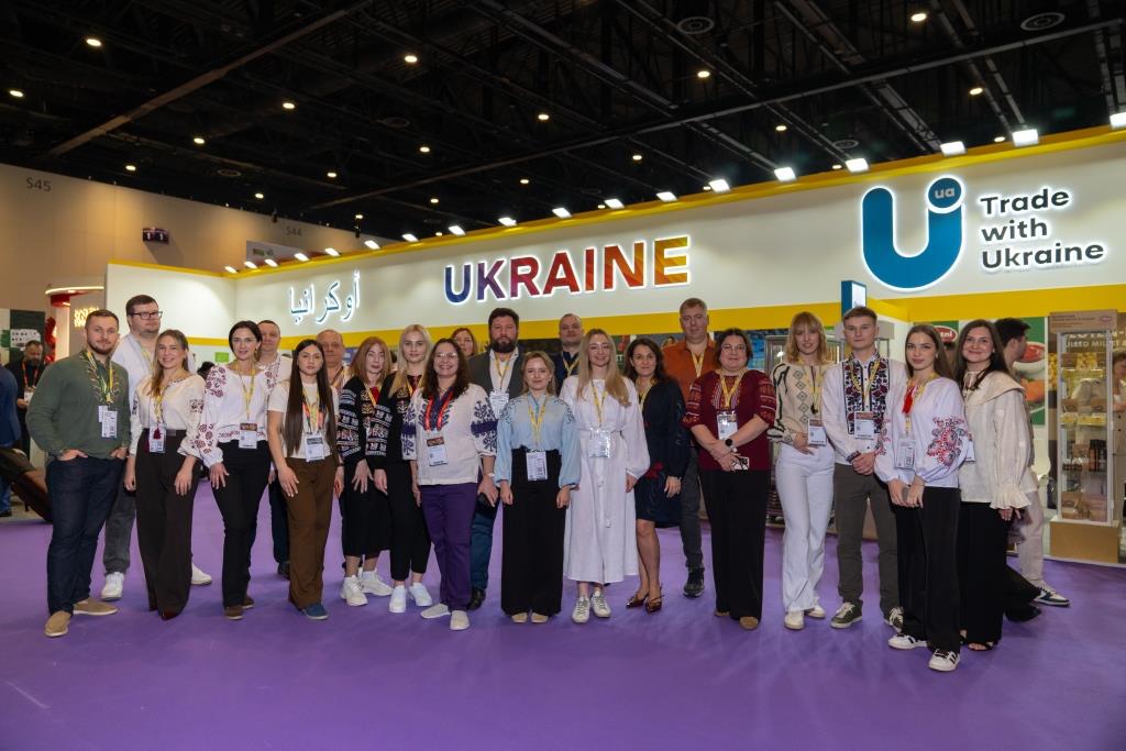 Вихід української органічної продукції на ринки Близького Сходу дедалі чіткіше переходить із площини намірів у площину конкретних контрактів та чітких бізнес-рішень. Участь України у міжнародній виставці Gulfood 2026 у Дубаї, з 26 до 30 січня 2026 року, стала не лише демонстрацією експортного потенціалу сектору, а й підтвердженням того, що ринок країн Перської затоки може стати одним із важливих напрямів для диверсифікації українського органічного експорту. Gulfood як практичний інструмент виходу на ринки країн Перської затоки Цьогоріч вдруге українська органічна продукція була представлена в межах Національно стенду України на одній із найбільших у світі виставок харчових продуктів та напоїв — Gulfood, що одночасно проходила на двох майданчиках: Dubai World Trade Centre та Dubai Expo City у м. Дубай, Об’єднані Арабські Емірати. Подія об’єднала понад 8 500 експонентів зі 195 країн і представила більше, ніж 1,5 млн найменувань продукції. Фото: учасники, організатори та партнери Національного стенду України на Gulfood 2026. Джерело: Офіс з розвитку підприємництва та експорту (EEPO) Для українських експортерів органічної продукції участь у Gulfood має важливе значення, адже ОАЕ є важливим логістичним та торговельним хабом регіону Перської затоки, де майже 90% продовольства імпортується, а споживачі прагнуть споживати продукти високої якості з високою доданою цінністю та етичним походженням. Серед них також популярні органічні та натуральні продукти, без доданого цукру, на рослинній основі, що відкриває великий експортний потенціал для українських виробників. Участь експортерів у виставці стала передусім робочим майданчиком, місцем, де перевіряється реальний попит, вибудовуються прямі контакти з імпортерами та формується розуміння вимог одного з найскладніших, але й найбільш платоспроможних ринків світу. Українська органічна продукція на Національному стенді Цьогоріч Україну представляли понад 70 експортерів, частина з яких виробники органічної продукції. Національний стенд України на Gulfood 2026 об’єднав 10 виробників і експортерів харчової продукції, 8 з яких — виробники та експортери органічних продуктів, зокрема ягід, горіхів та іншої продукції із вищою доданою вартістю. Експозицію було організовано державною установою «Офіс з розвитку підприємництва та експорту», громадською організацією «Юнайт Україна» у партнерстві з громадською спілкою «Український експортний альянс» під патронатом Міністерства економіки, довкілля та сільського господарства України. Організація Національного стенду України стала можливою завдяки підтримці Швейцарії в межах трьох програм: швейцарсько-української програми «Розвиток торгівлі з вищою доданою вартістю в органічному та молочному секторах України» (QFTP), Глобальної програми якості та стандартів в Україні (GQSP), та Швейцарської програми просування імпорту (SIPPO). Фото: експортери органічної продукції на Національному стенді України на Gulfood 2026. Джерело: Офіс з розвитку підприємництва та експорту (EEPO) Асортимент представленої продукції в межах експозиції був широким, від заморожених і сушених ягід та фруктів до органічних снеків, концентрованих соків, сухих сніданків, круп і хрустких хлібців. Саме ці категорії продукції користуються активним попитом на споживчому ринку ОАЕ, який дедалі більше орієнтується на здорове харчування, функціональність і преміальний сегмент. Протягом п’яти днів роботи українські експортери провели понад 1300 B2B-зустрічей із партнерами з Близького Сходу, Європи, Азії та Північної Америки. Інтерес до української продукції виявили представники Саудівської Аравії, ОАЕ, Ізраїлю, Йорданії, Туреччини, Індії, Канади, США, Китаю, Німеччини, Великої Британії та інших країн. За підсумками зустрічей було напрацьовано понад 50 потенційних співпраць, частина з яких уже перебуває на стадії фінальних переговорів і розрахунків. Зокрема, досягнуто попередніх домовленостей щодо постачання української кукурудзи до Ізраїлю та цибулі до Бельгії, а також опрацьовуються можливості виходу на ринки ОАЕ, Німеччини, Італії, США та Іспанії. Фото: Візит Віцепремʼєр-міністра України з питань європейської та євроатлантичної інтеграції Тараса Качка та заступника Міністра економіки, довкілля та сільського господарства Тараса Башлика на Національний стенд України (Хол 1, стенд 2-2). Джерело: Офіс з розвитку підприємництва та експорту (EEPO) Віцепрем’єр-міністр України з питань європейської та євроатлантичної інтеграції Тарас Качка та заступник Міністра економіки, довкілля та сільського господарства Тарас Башлик відвідали Національний стенд України, провели низку стратегічних зустрічей і підкреслили важливість просування українських продуктів з вищою доданою вартістю. Також важливу роль у супроводі українських компаній на виставці відіграла дипломатична служба України в Об’єднаних Арабських Еміратах, що допомогло значно посилило діалог з місцевими бізнес-колами і сприяло обговоренню практичних аспектів виходу на ринок ОАЕ. Ринок ОАЕ та можливості для українських експортерів Перспективність ринку ОАЕ підтверджується й аналітичними даними. Дослідження ринку харчової продукції ОАЕ, підготовлено Офісом з розвитку підприємництва та експорту, національним проєктом Дія.Бізнес на замовлення Альянсу українських виробників продуктів харчування (UFMA) з використанням доступу до міжнародних ринкових баз даних, наданого за підтримки Швейцарської програми сприяння імпорту SIPPO, що чітко окреслює нові можливості для українських експортерів. Ринок ОАЕ приблизно на 90% залежить від імпорту продовольства через обмежене власне виробництво та пустельний клімат. Водночас обсяг споживання їжі та безалкогольних напоїв на душу населення у 2025 році становив близько 906 кг на рік, що свідчить про високу активність споживчого ринку. Особливу роль відіграє мультикультурна структура населення: 88,5% мешканців країни — експати, що формує попит на надзвичайно широкий асортимент міжнародних продуктів, включно з європейськими та нішевими органічними товарами. Споживчі тренди ринку ОАЕ, та місце української органічної продукції Дослідження ринку харчової продукції ОАЕ фіксує стійке зростання попиту на «здорові» та функціональні продукти. У фокусі: органічна продукція, рослинні альтернативи, інноваційні снеки, продукти без доданого цукру та преміальні крафтові товари. Споживачі дедалі частіше обирають запечені, а не смажені снеки, нутові чипси, рисові хлібці з суперфудами, гранолу та запечені мюслі. Водночас ринок відмовляється від продуктів із надлишком солі, штучних ароматизаторів, низькоякісної розчинної кави, класичних жирних картопляних чипсів і дитячих продуктів із доданим цукром. Саме в цих нішах українська органічна продукція з вищою доданою вартістю може мати конкурентну перевагу. У 2024 році імпорт готових зернових продуктів, отриманих шляхом набухання або обсмажування, в ОАЕ сягнув 82,8 млн доларів США, ще 6,7 млн доларів припало на інші готові зернові вироби. Імпорт сушених бобових, зокрема гороху, становив 51,4 млн доларів США, при цьому частка України вже сягає 11%, що є важливим сигналом для подальшого нарощування експорту, зокрема органічного гороху. Зображення: Дослідження ринку харчової продукції ОАЕ. Джерело: Дія.Бізнес портал Експорт окремих категорій з України поки залишається незначним, але демонструє позитивну динаміку. Зокрема, за даними Державної митної служби України, у 2025 році експорт морозива до ОАЕ становив близько 200 тис. доларів США, тоді як у 2024 році цей показник становив 271 тис. доларів США. Також українські компанії постачають до ОАЕ овочів з додаванням оцту та інших консервованих овочів. У 2025 році обсяг експорту цих категорій становив 40 тис. доларів США та 20 тис. доларів США відповідно. Це свідчить про наявність точки входу для масштабування асортименту продукції з вищою доданою вартістю. Висновок Ринок країн Перської затоки ставить високі вимоги до якості та відповідності продукції, але водночас пропонує платоспроможну аудиторію, що цінує здоровий спосіб життя, інноваційні рішення та преміальні продукти. Саме тут українські виробники мають шанс не лише продемонструвати свої сильні сторони, але й закріпити своє сприйняття як стабільного постачальника органічних товарів, що відповідають найвищим світовим стандартам. Gulfood 2026 показав, що ринок ОАЕ — це реальна можливість для українських органічних виробників закріпитися в преміальному сегменті глобального продовольчого ринку. Поєднання аналітичних даних, споживчих трендів і практичних результатів участі у виставці свідчить, що українська органічна продукція має всі передумови, щоб стати помітним гравцем на ринку Близького Сходу. Джерела: ● Україна на Gulfood 2026 ● Дослідження ринку харчової продукції ОАЕ