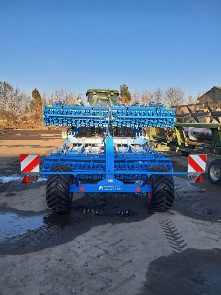 Аграрії готуються до сезону: на поля Хмельниччини їде новий передпосівний агрегат