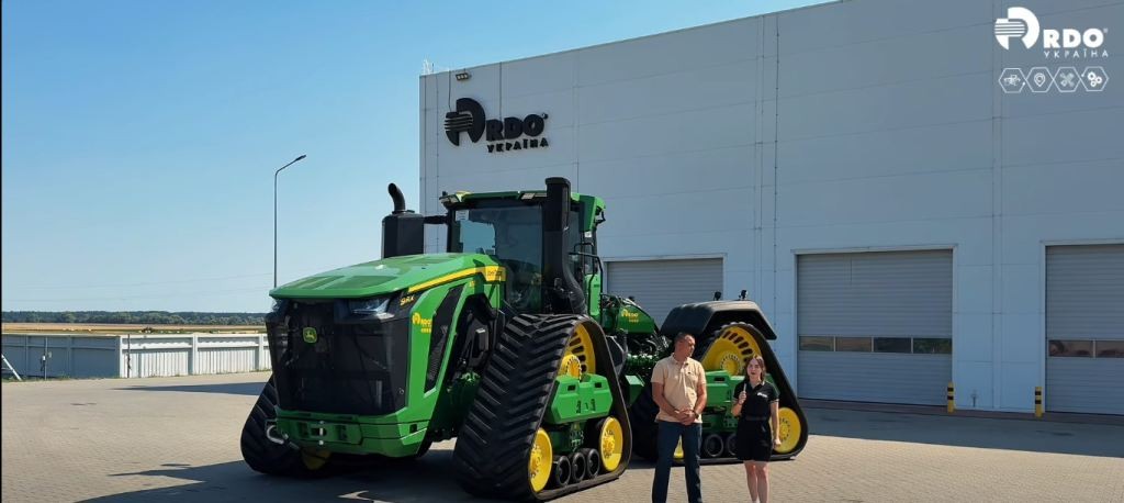 913 к.с. і чотири гусениці: в Україну прибув флагманський трактор John Deere 9RX 830