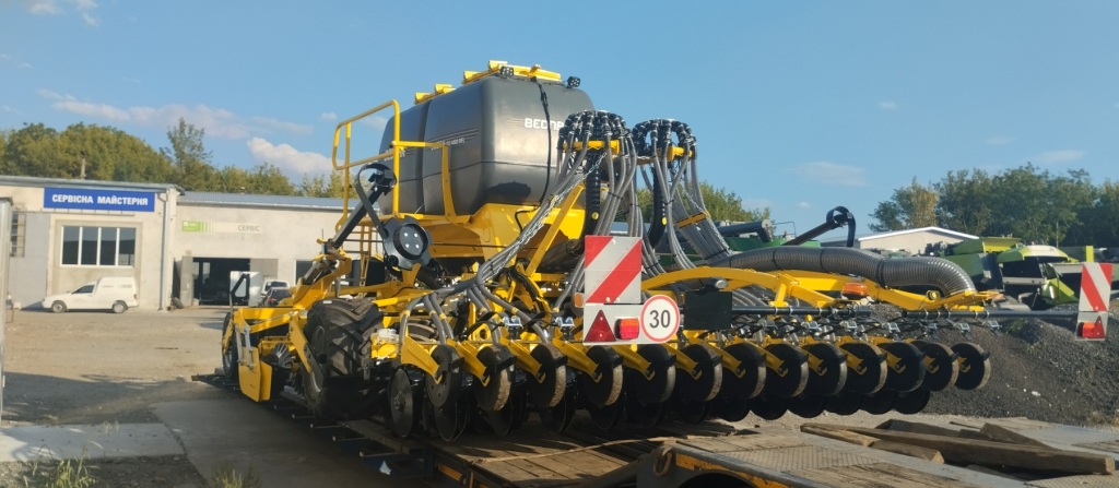 Універсальна зернова сівалка BEDNAR OMEGA OO 4000 RFL вже у господарстві на Івано-Франківщині!